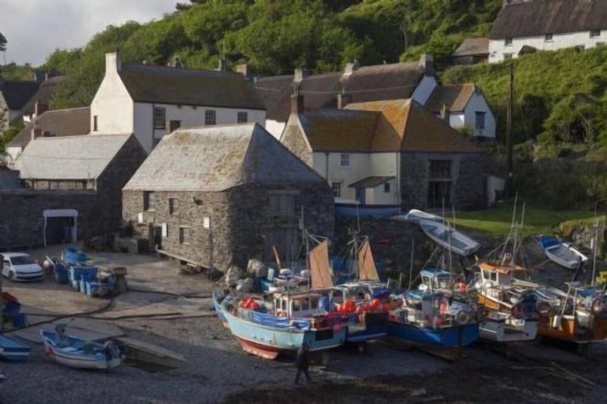 Pebbles in Cadgwith Cove- sleeps 6 guests  in 3 bedrooms