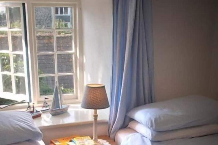 Pebbles in Cadgwith Cove- sleeps 6 guests  in 3 bedrooms