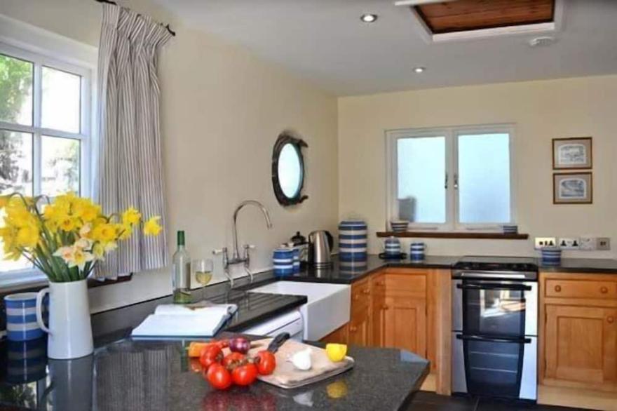 Pebbles in Cadgwith Cove- sleeps 6 guests  in 3 bedrooms