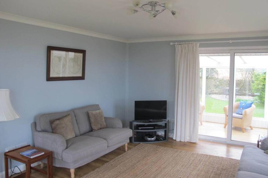Coastal Path Cottage  With Stunning Sea Views and very dog friendly in Devon