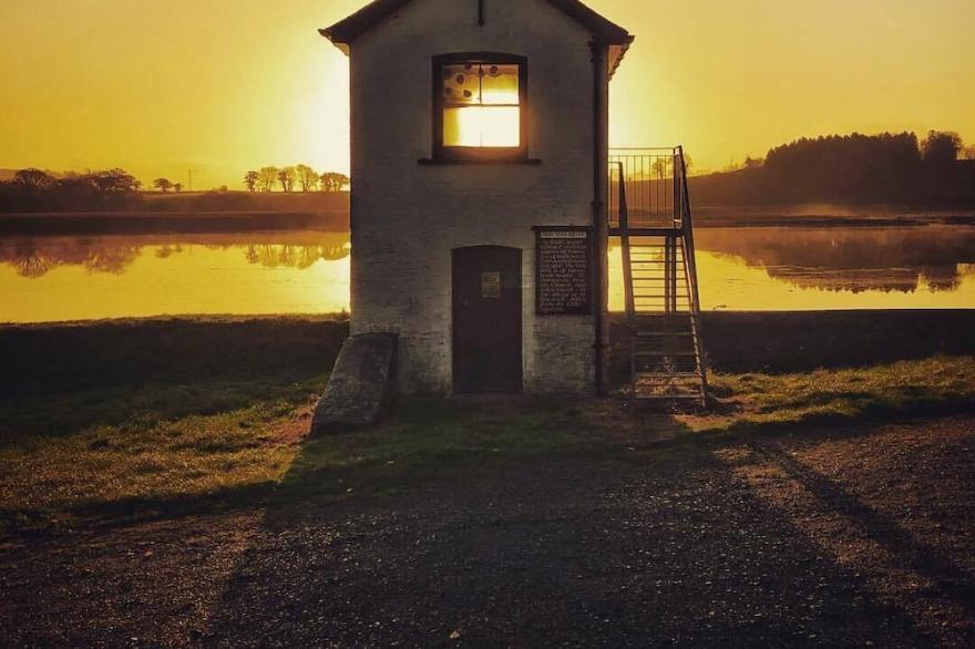 In the heart of the countryside close to the river Tamar & offers tranquillity