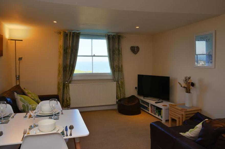 Luxury apartment, panoramic sea views, close to harbour & beaches, parking