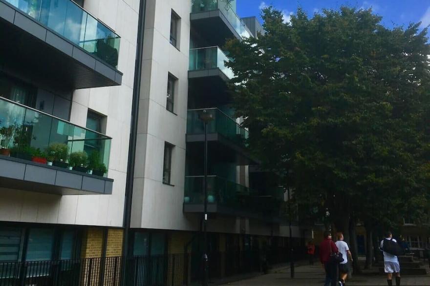 Contemporary 1 Bedroom Flat with Stunning London View