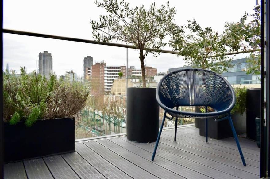 Contemporary 1 Bedroom Flat with Stunning London View