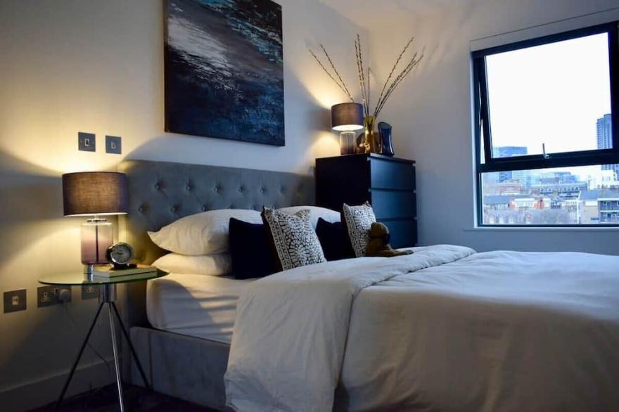 Contemporary 1 Bedroom Flat with Stunning London View