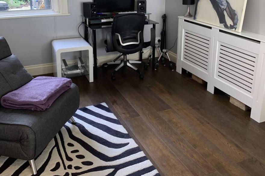 Stylish, Three Bed Property, Quiet Location, Great Access To Central London