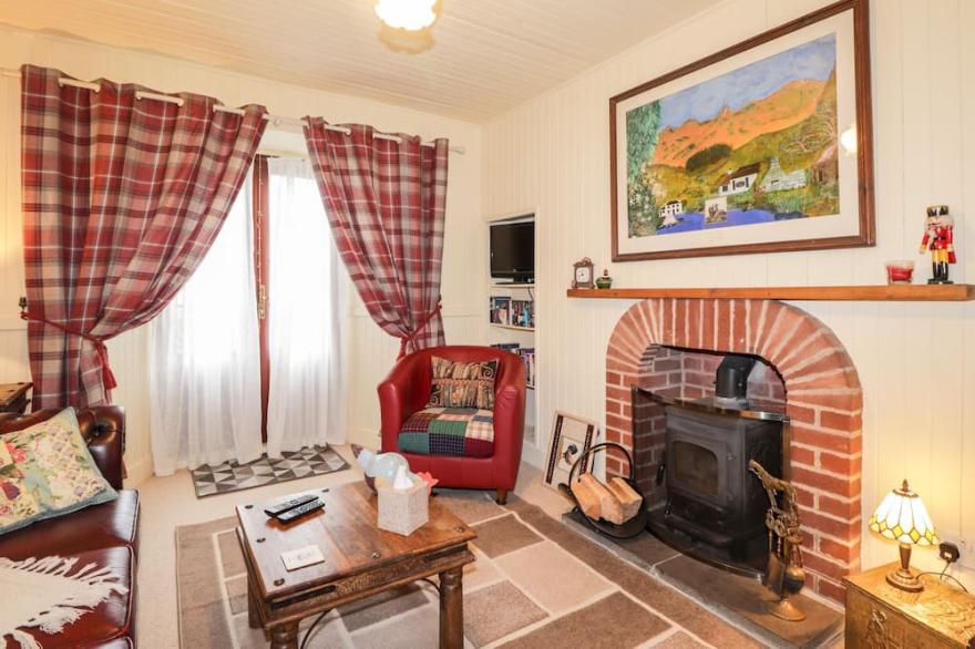 BOGINDOUR COTTAGE, pet friendly, with open fire in Munlochy