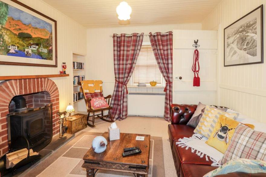BOGINDOUR COTTAGE, pet friendly, with open fire in Munlochy