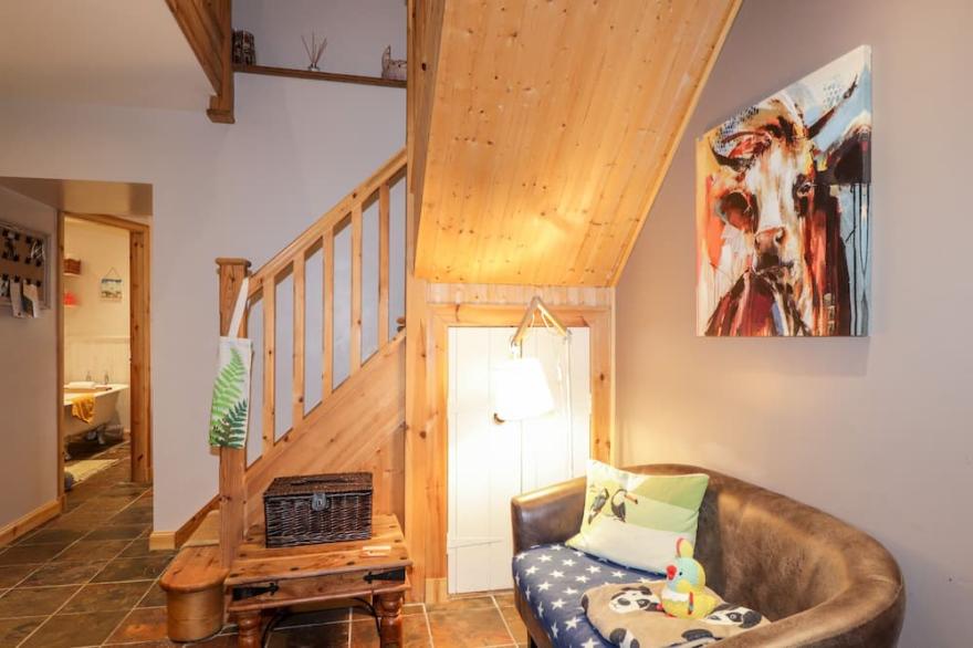 BOGINDOUR COTTAGE, pet friendly, with open fire in Munlochy