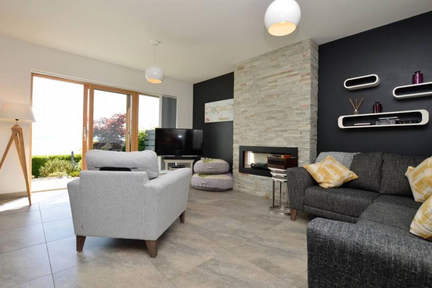 Tigh Na Cladach, new Summer 2019, sea front location, pet friendly