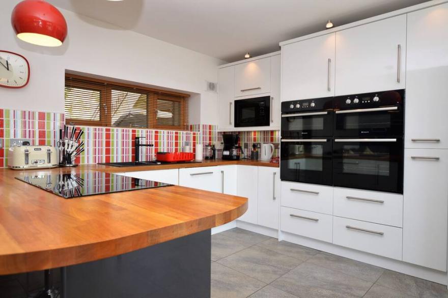 Tigh Na Cladach, new Summer 2019, sea front location, pet friendly