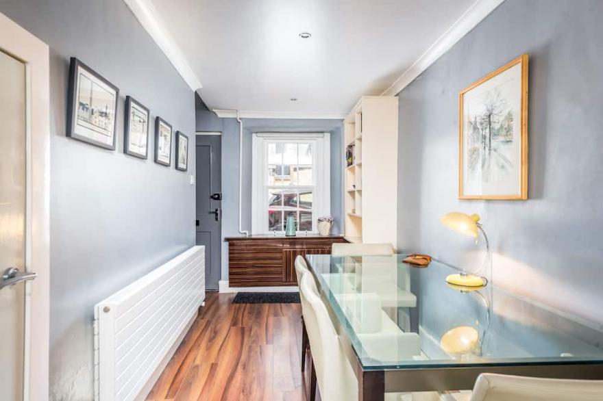 Elegant, modern Townhouse in centre of Ancient and Stylish St Andrews