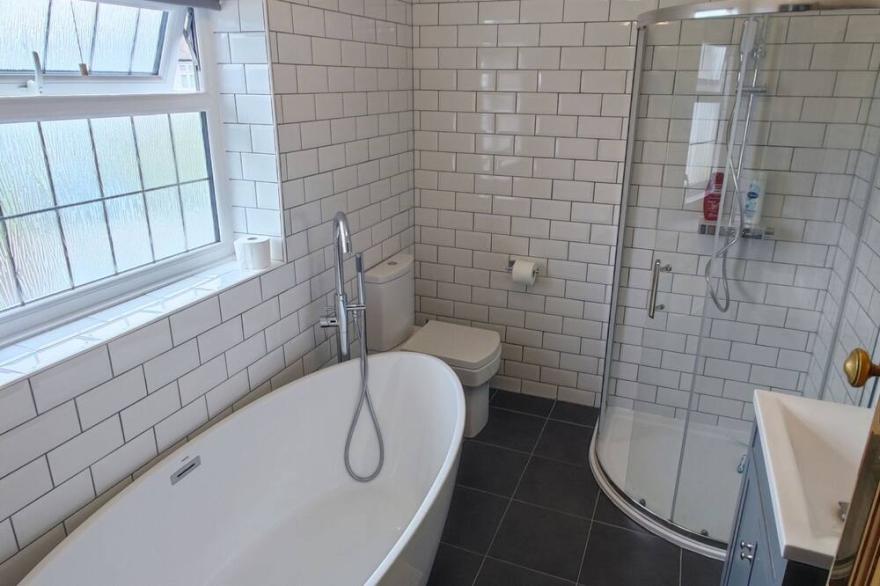 5 minutes walk to beach located in a quiet neighbourhood