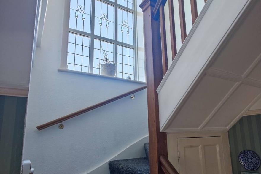 5 minutes walk to beach located in a quiet neighbourhood