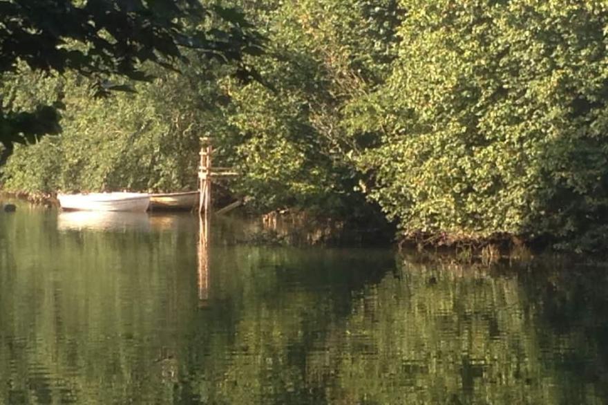 Waterside cottage in a  magical setting on the Salcombe Estuary (sleeps 6 to 8)