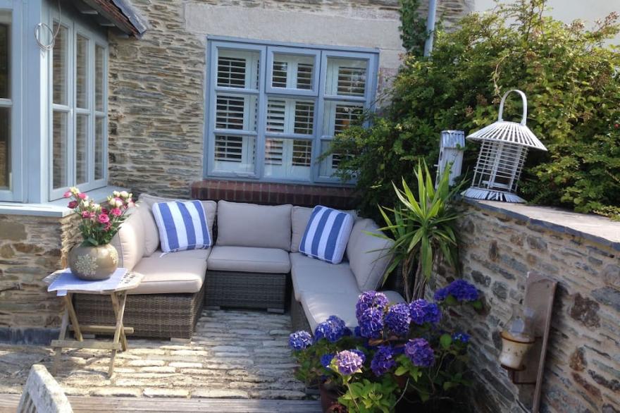 Waterside cottage in a  magical setting on the Salcombe Estuary (sleeps 6 to 8)