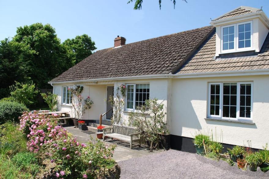 House in quiet village, close to Helford River, 4 Bedrooms 3 Bathrooms Sleeps 8