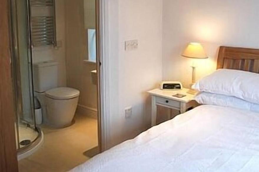 House in quiet village, close to Helford River, 4 Bedrooms 3 Bathrooms Sleeps 8