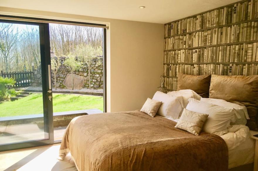 Stylish property close to Mousehole, use of shared outdoor pool