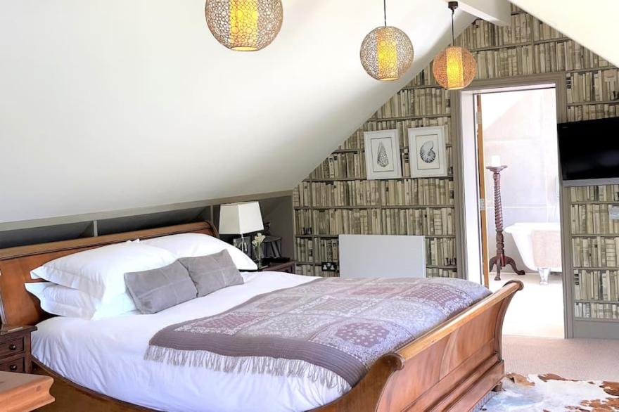 Stylish property close to Mousehole, use of shared outdoor pool