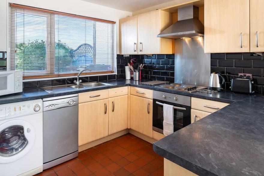 164 CUMBER CLOSE, pet friendly, with a garden in Malborough