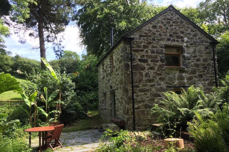 Secluded woodland cottage, close to SW Coast Path