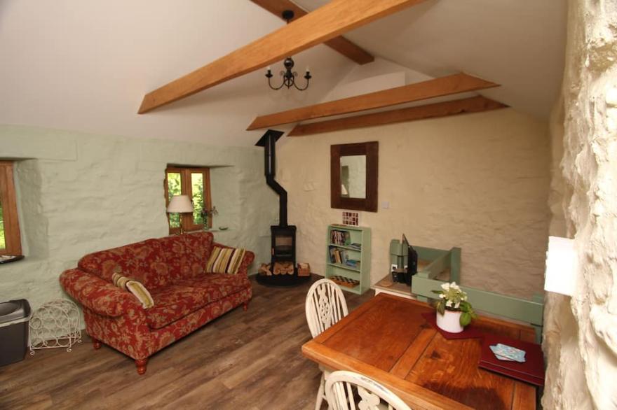 Secluded woodland cottage, close to SW Coast Path