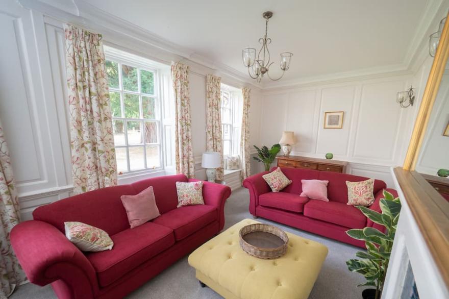 St Faith's - Chichester Cathedral - sleeps 7 guests  in 4 bedrooms
