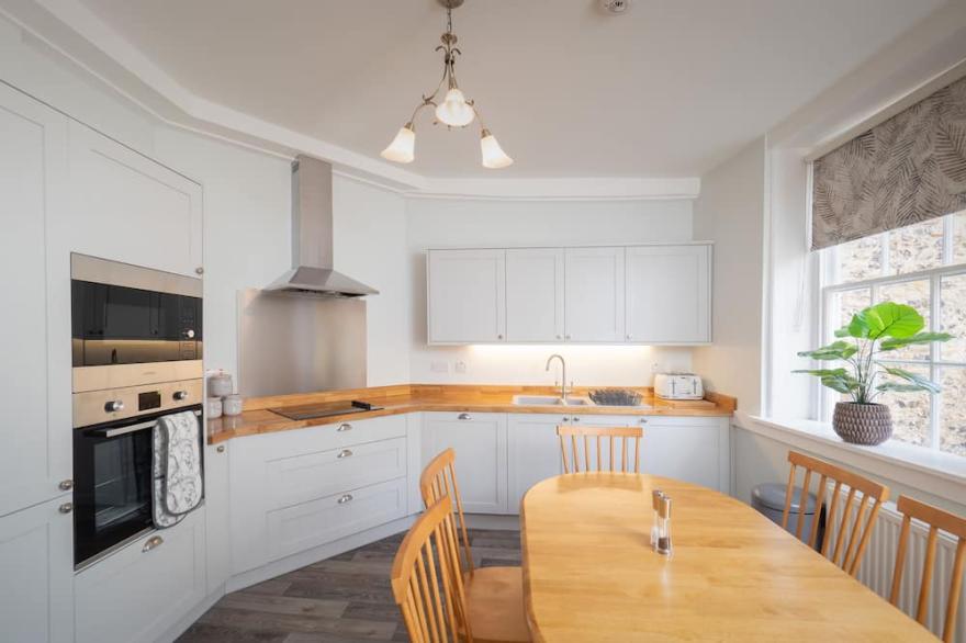 St Faith's - Chichester Cathedral - sleeps 7 guests  in 4 bedrooms