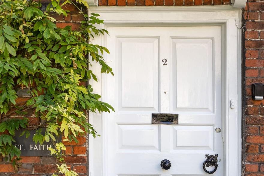 St Faith's - Chichester Cathedral - sleeps 7 guests  in 4 bedrooms