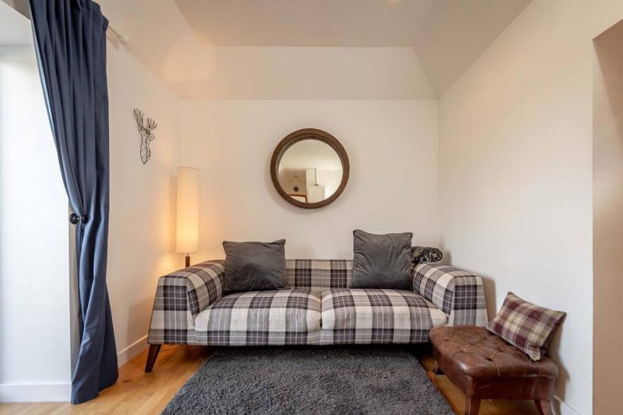 Gorgeous, romantic countryside bothy in courtyard with hot tub