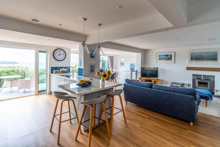 TWO HOOTS, pet friendly, luxury holiday cottage in Thurlestone