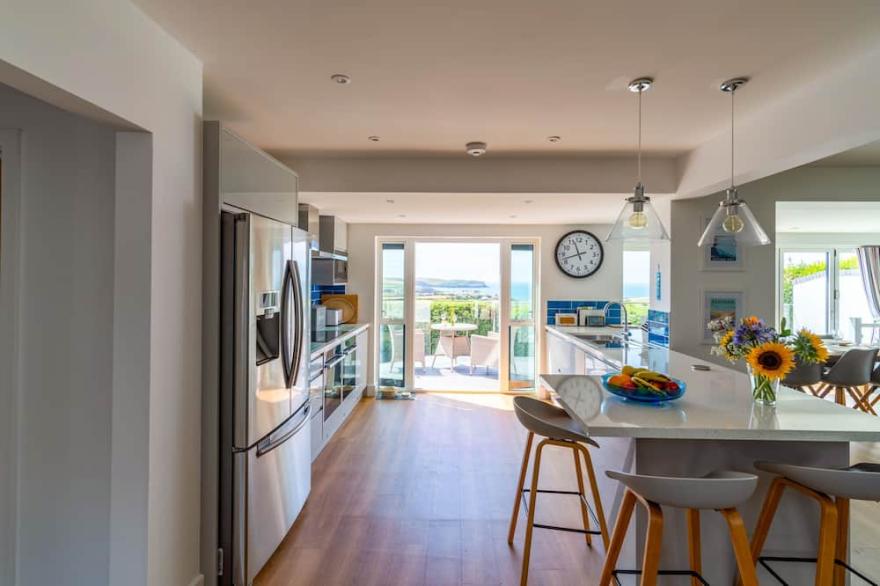 TWO HOOTS, pet friendly, luxury holiday cottage in Thurlestone