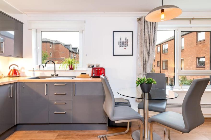 York City Centre Luxurious Apartment with FREE ONSITE PARKING!
