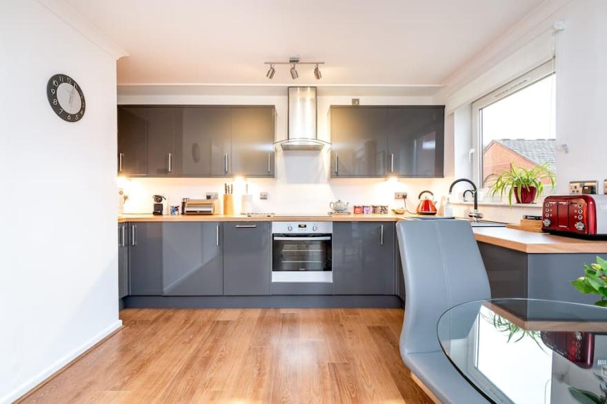 York City Centre Luxurious Apartment with FREE ONSITE PARKING!