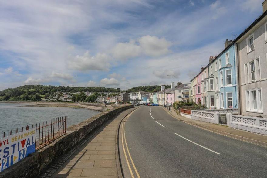GADLYS HOUSE - WATERS EDGE, family friendly in Beaumaris
