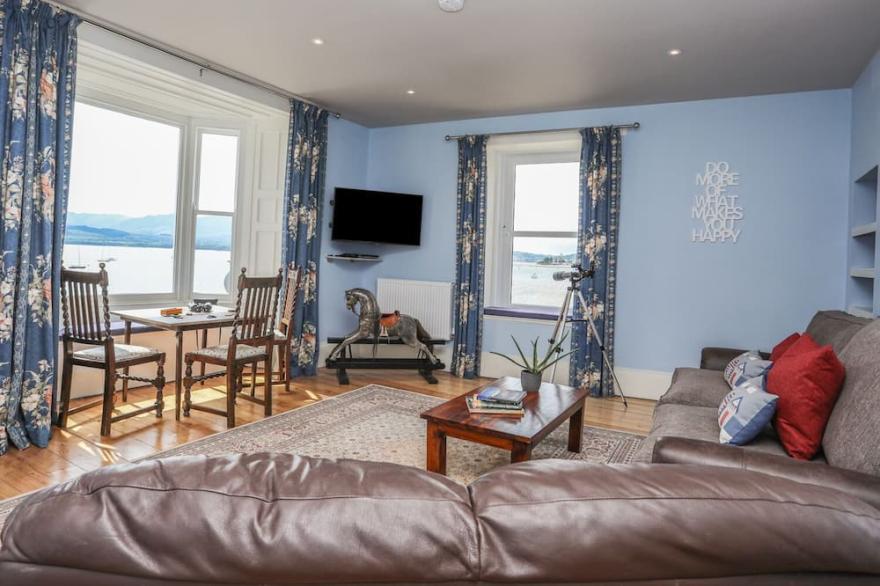 GADLYS HOUSE - WATERS EDGE, family friendly in Beaumaris