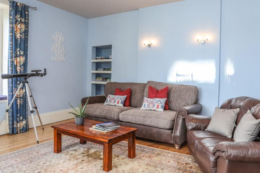 GADLYS HOUSE - WATERS EDGE, family friendly in Beaumaris