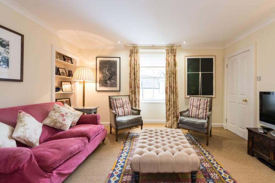 Belford Mews Apartment  -  sleeps 6 guests  in 3 bedrooms