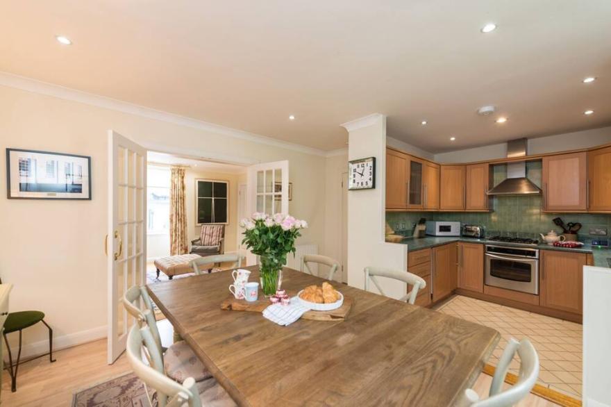 Belford Mews Apartment  -  sleeps 6 guests  in 3 bedrooms