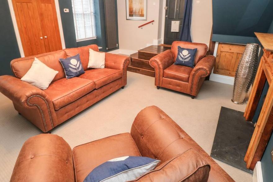 OLD GATE HOUSE, family friendly, with hot tub in Laugharne