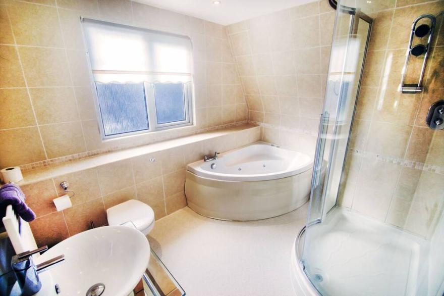 Holiday Lodge 2 bedrooms, pool, gym, tennis, in beautiful Cornish countryside