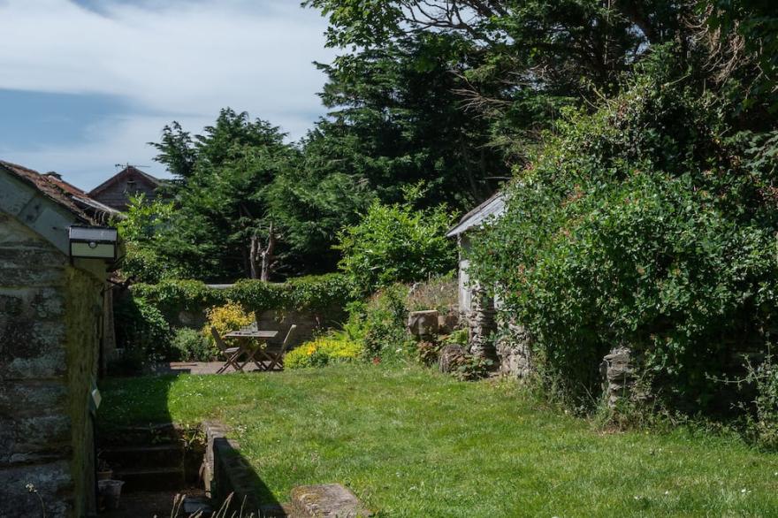 Beautiful cosy cottage above Avon river, close to the beach