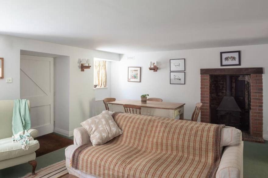 Beautiful cosy cottage above Avon river, close to the beach