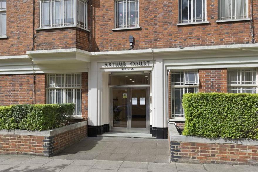 Fantastic, bright 1 bedroom apartment on Queensway, Bayswater