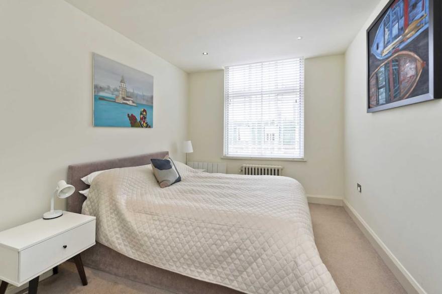 Fantastic, bright 1 bedroom apartment on Queensway, Bayswater