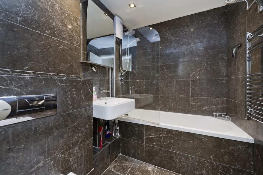 Fantastic, bright 1 bedroom apartment on Queensway, Bayswater