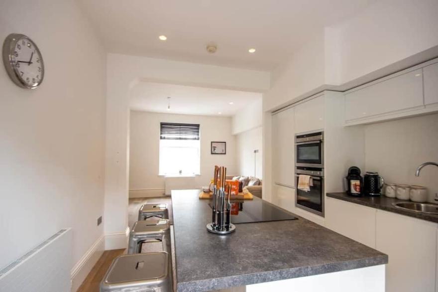 HU1 City Centre Hub (sleeps 6)