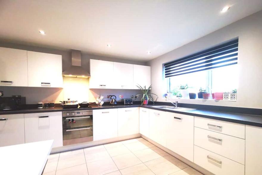 The Lawnswood - Charming 4Bed House 10 mins to Manchester City Centre
