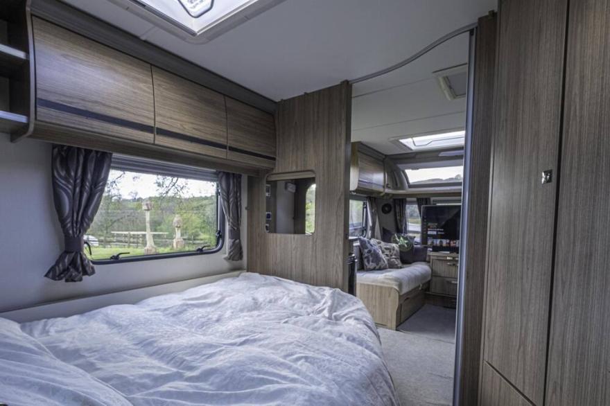2 Double Bed Caravan - secure parking and WIFI